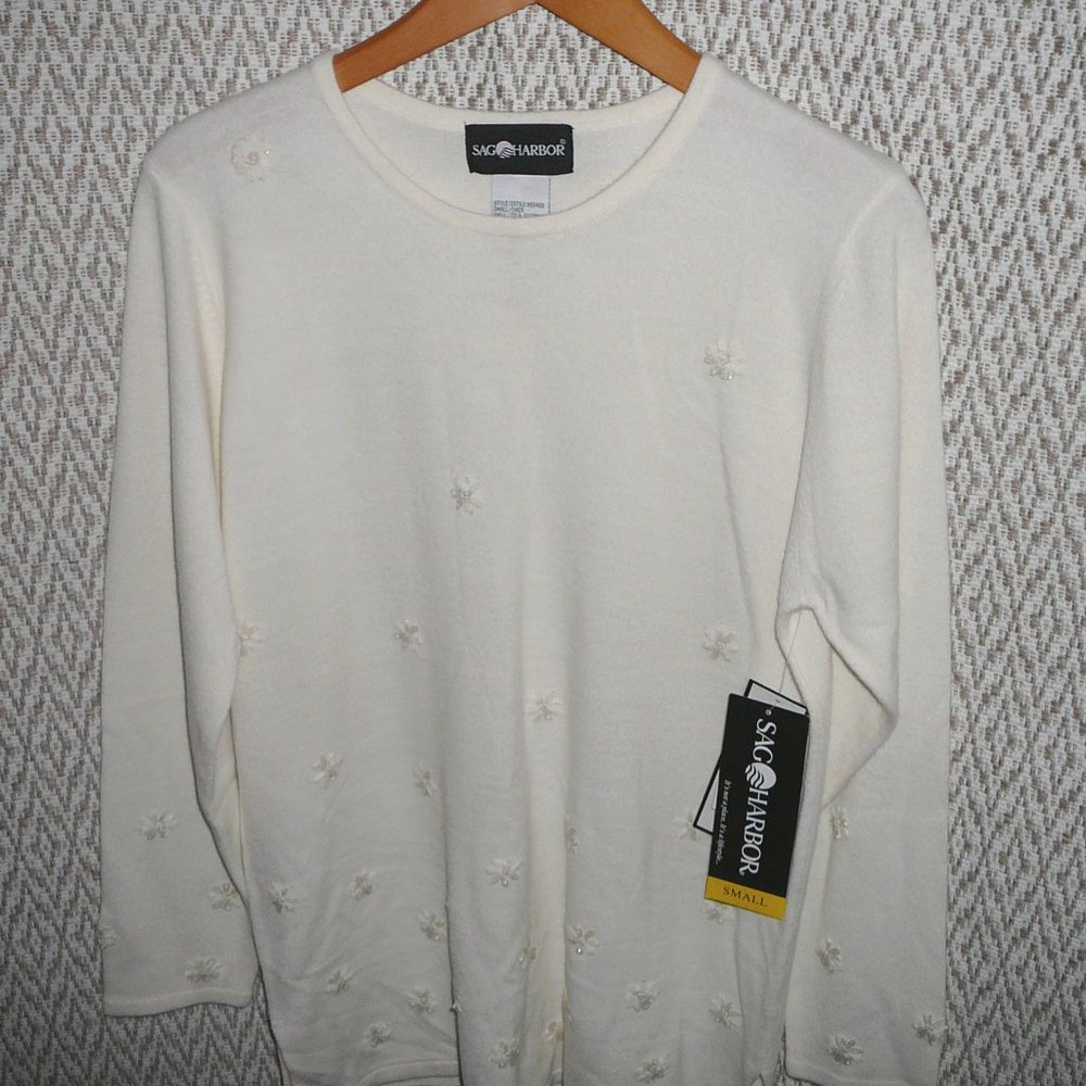 Sag Harbor Embroidered Sweater Pearl Accent S NWT - Picture 6 of 11